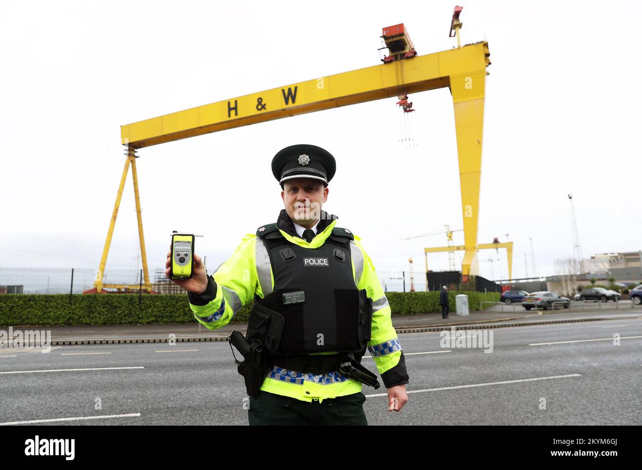 Il sovrintendente Gary Busch tiene un respiratore al lancio della polizia invernale 2022/23 anti-drink / droga guida operazione a Belfast. Data immagine: Giovedì 1 dicembre 2022. Foto Stock