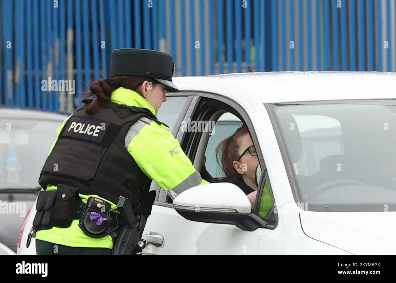 Ufficiale di polizia al lancio dell'operazione invernale di guida anti-droga/anti-drink della polizia del 2022/23 a Sydenham Road a Belfast. Data immagine: Giovedì 1 dicembre 2022. Foto Stock