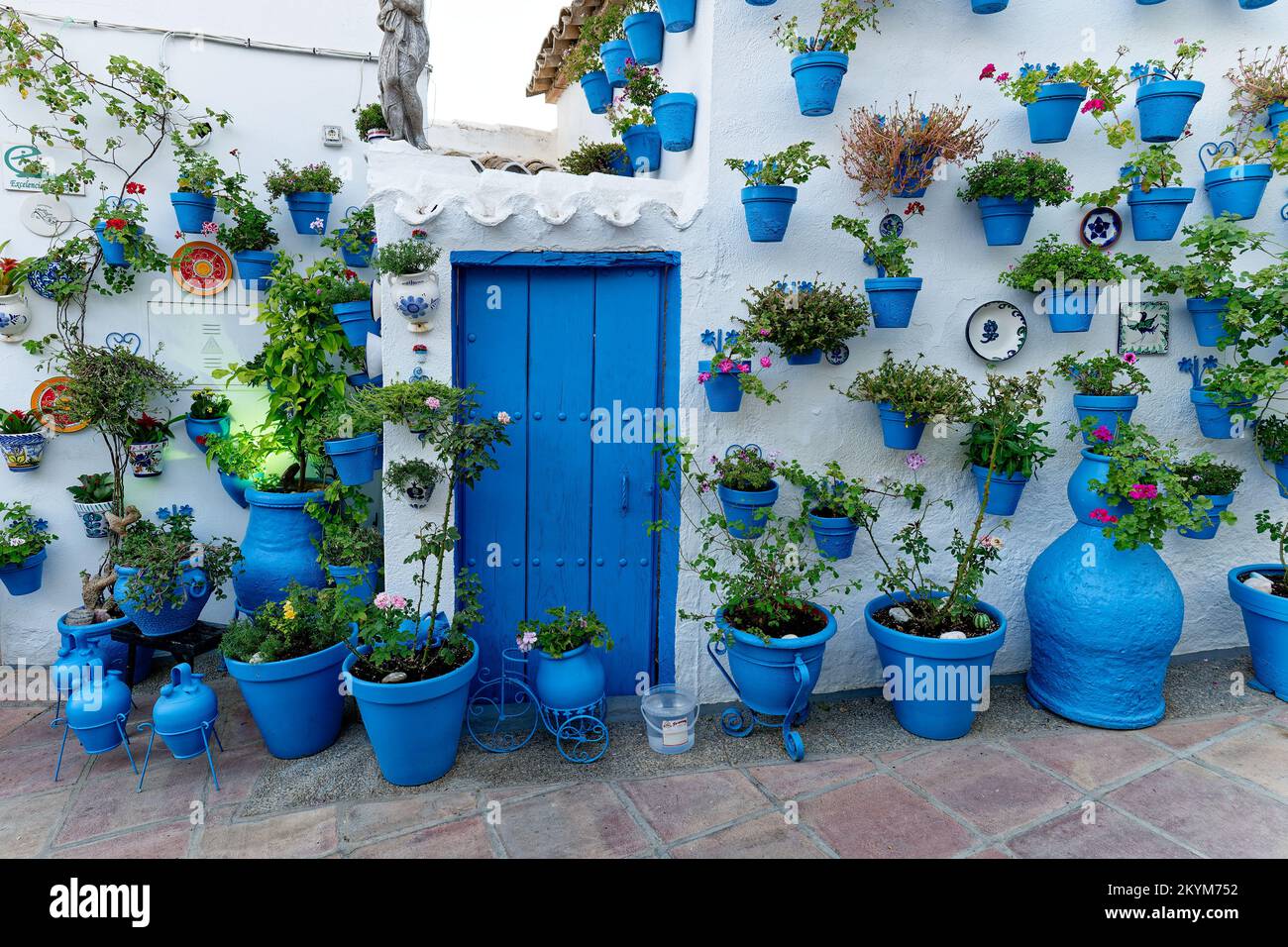 Casa decorata con vasi blu e fiori. Colore blu. Casa elegante. Foto Stock