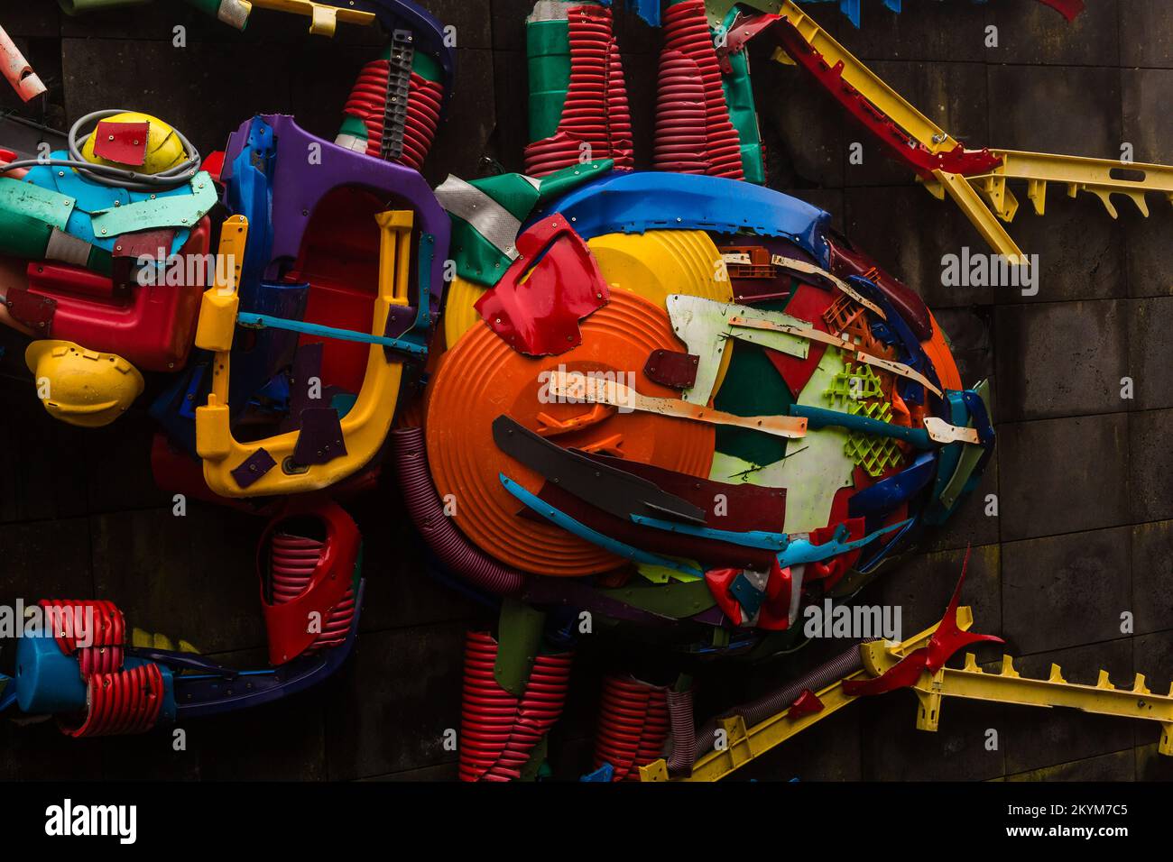 Bambola colorata di Bettles fatta di rifiuti di plastica riciclata. Foto Stock