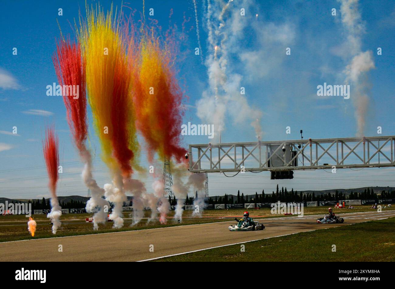 Fuochi d'artificio alla fine della 2022 OK Senior gara di Karting FIA al circuito Internacional de Zuera Foto Stock