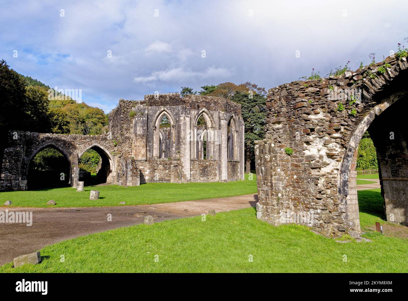 I resti della Casa Capitolare dell'Abbazia cistercense, Margam Country Park. Margam Country Park, Margam, Port Talbot, Galles del Sud, Regno Unito - Foto Stock