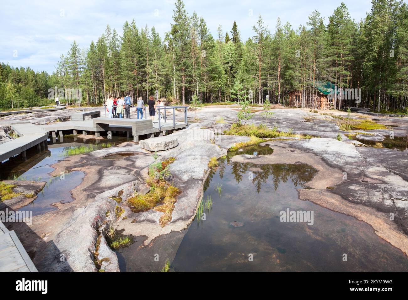 Zalavruga, Belomorsk città, Repubblica di Carelia, Russia-circa agosto, 2022: I turisti con una guida sono in zona del complesso archeologico con il Bianco Foto Stock