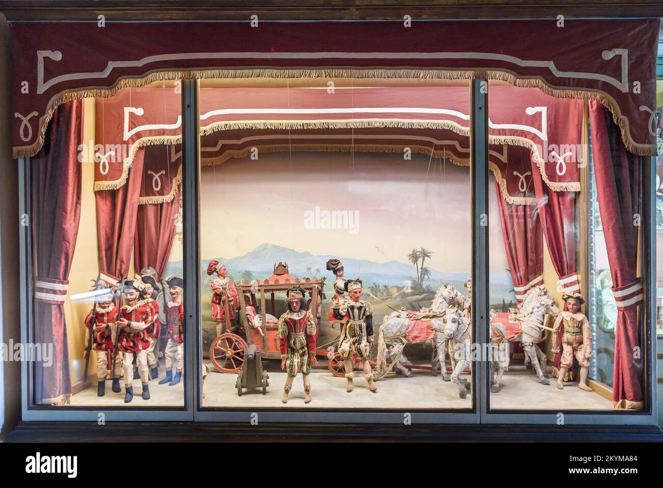 Pupazzi vintage, vista di una collezione di pupazzi del 18th e 19th° secolo in mostra all'interno del Palazzo Borromeo, Isola Bella, Piemonte, Italia Foto Stock