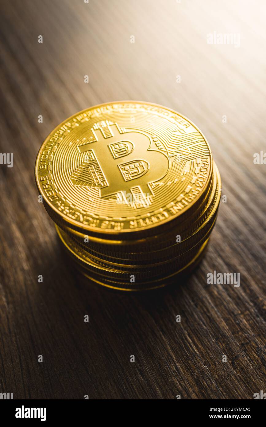 Criptovaluta. Denaro virtuale Bitcoin. Moneta d'oro sul tavolo di legno. Foto Stock
