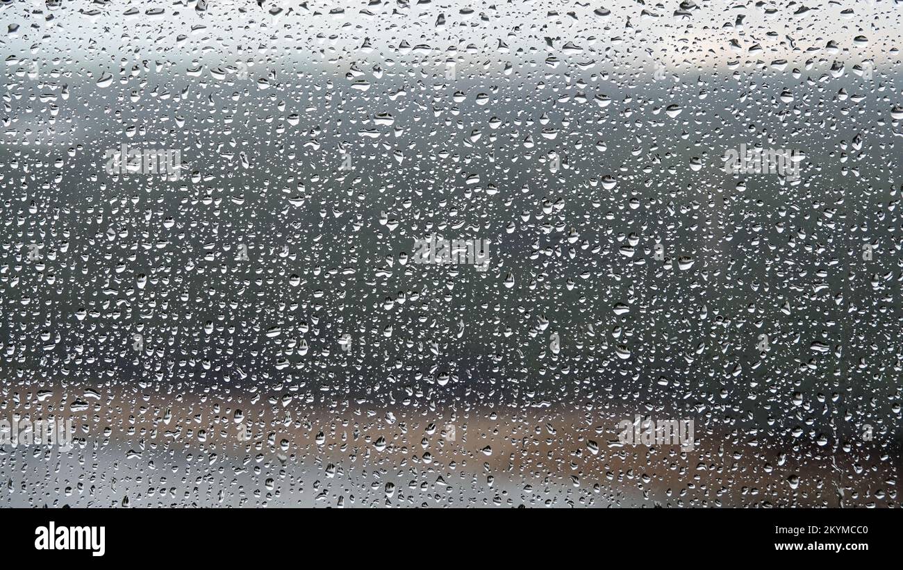 Gocce d'acqua sul vetro dopo la pioggia Foto Stock