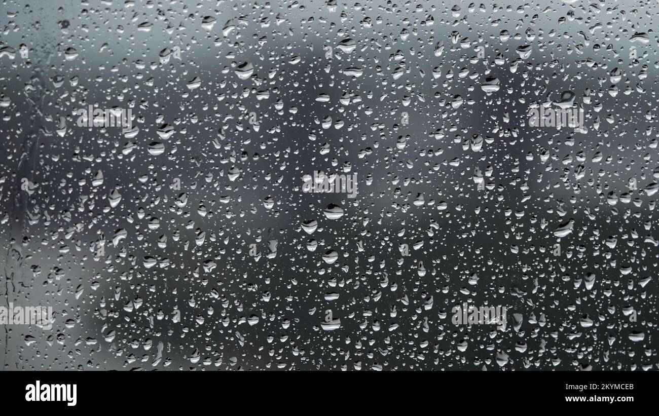 Gocce d'acqua sul vetro dopo la pioggia Foto Stock