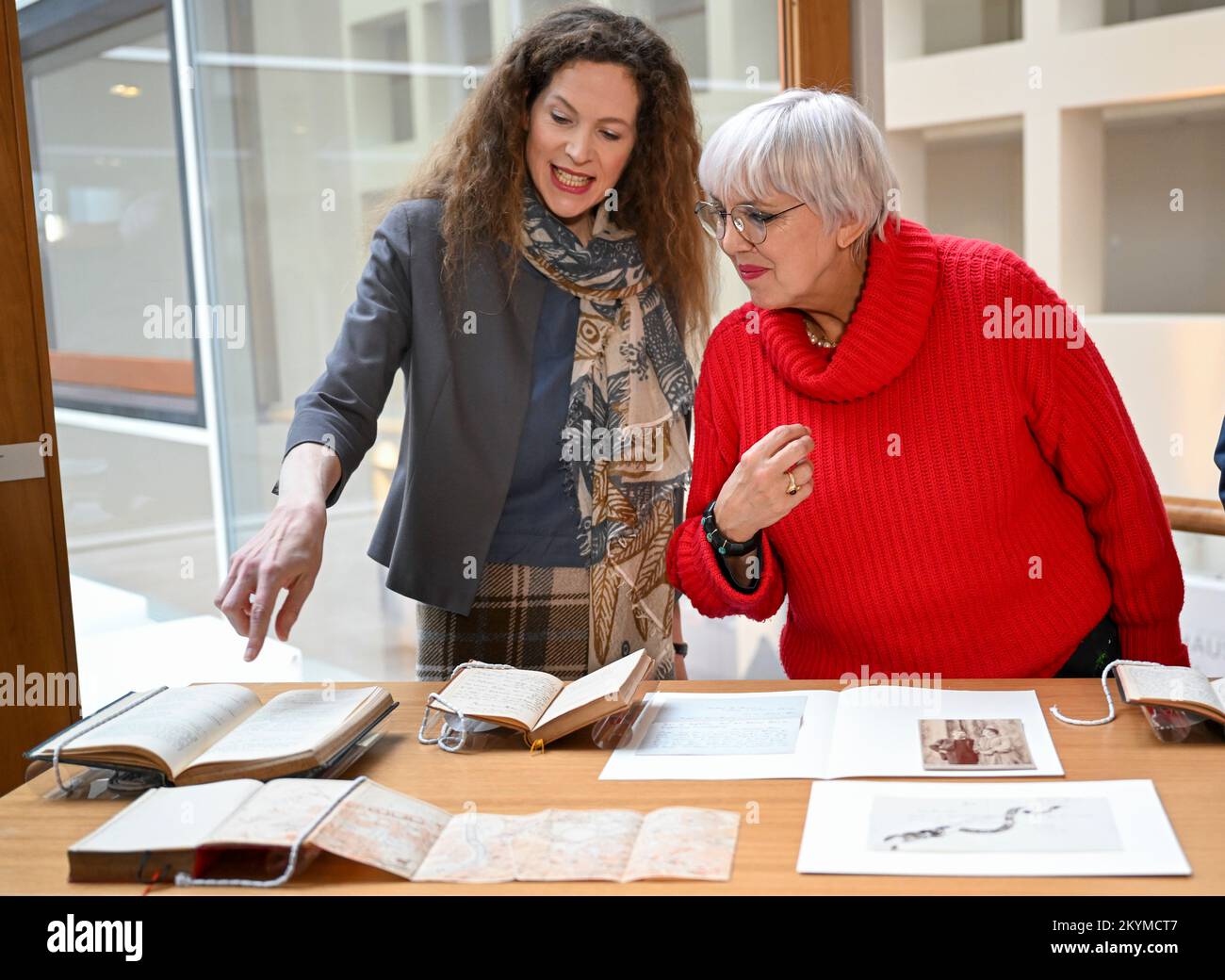 01 dicembre 2022, Berlino: Sandra Richter (l), direttore dell'Archivio tedesco di letteratura Marbach, e Ministro della cultura Claudia Roth (Bündnis 90/Die Grünen) in occasione di un evento stampa sull'acquisizione dell'Archivio Rainer Maria Rilke Gernsbach da parte dell'Archivio tedesco di letteratura Marbach presso la Rappresentanza statale di Baden-Württemberg. I discendenti del poeta Rainer Maria Rilke (1875-1926) stanno trasferendo la sua proprietà all'Archivio di letteratura tedesco Marbach. Era stato in mani private per quasi 100 anni. Rilke è uno dei più importanti autori in lingua tedesca del mondo letterario Foto Stock