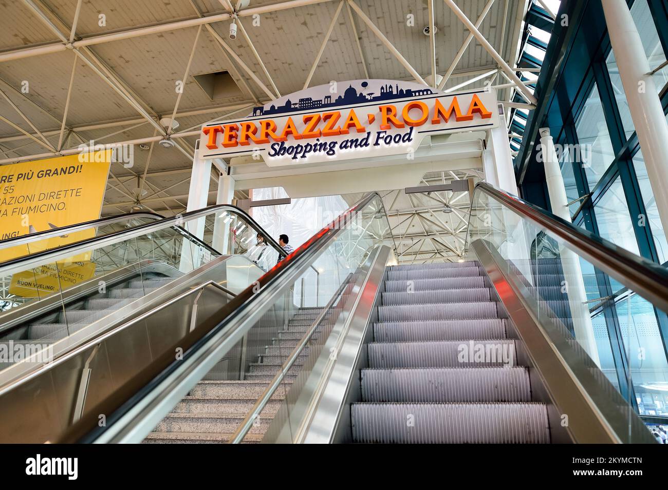ROMA, ITALIA - 16 AGOSTO 2015: Aeroporto di Fiumicino interno. L'aeroporto internazionale Leonardo da Vinci di Fiumicino è un importante aeroporto internazionale di Roma Foto Stock