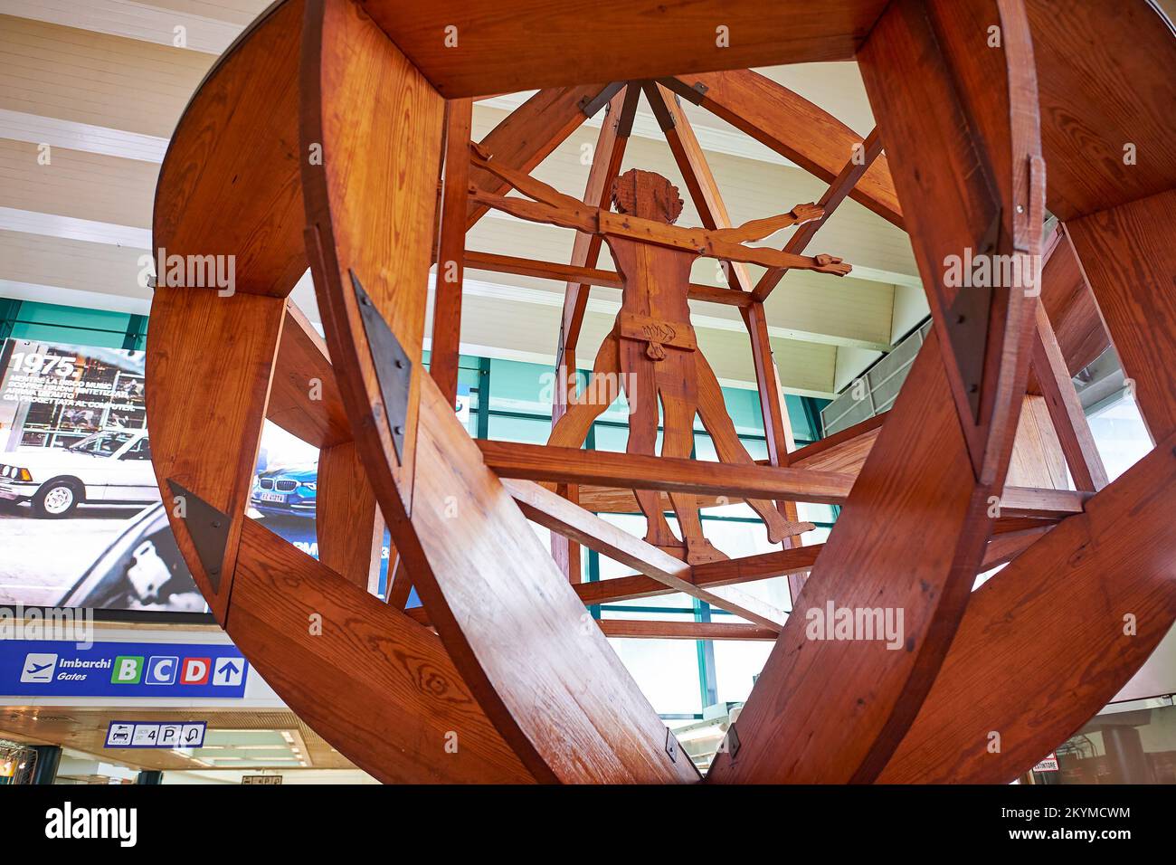 ROMA, ITALIA - 16 AGOSTO 2015: Aeroporto di Fiumicino interno. L'aeroporto internazionale Leonardo da Vinci di Fiumicino è un importante aeroporto internazionale di Roma Foto Stock