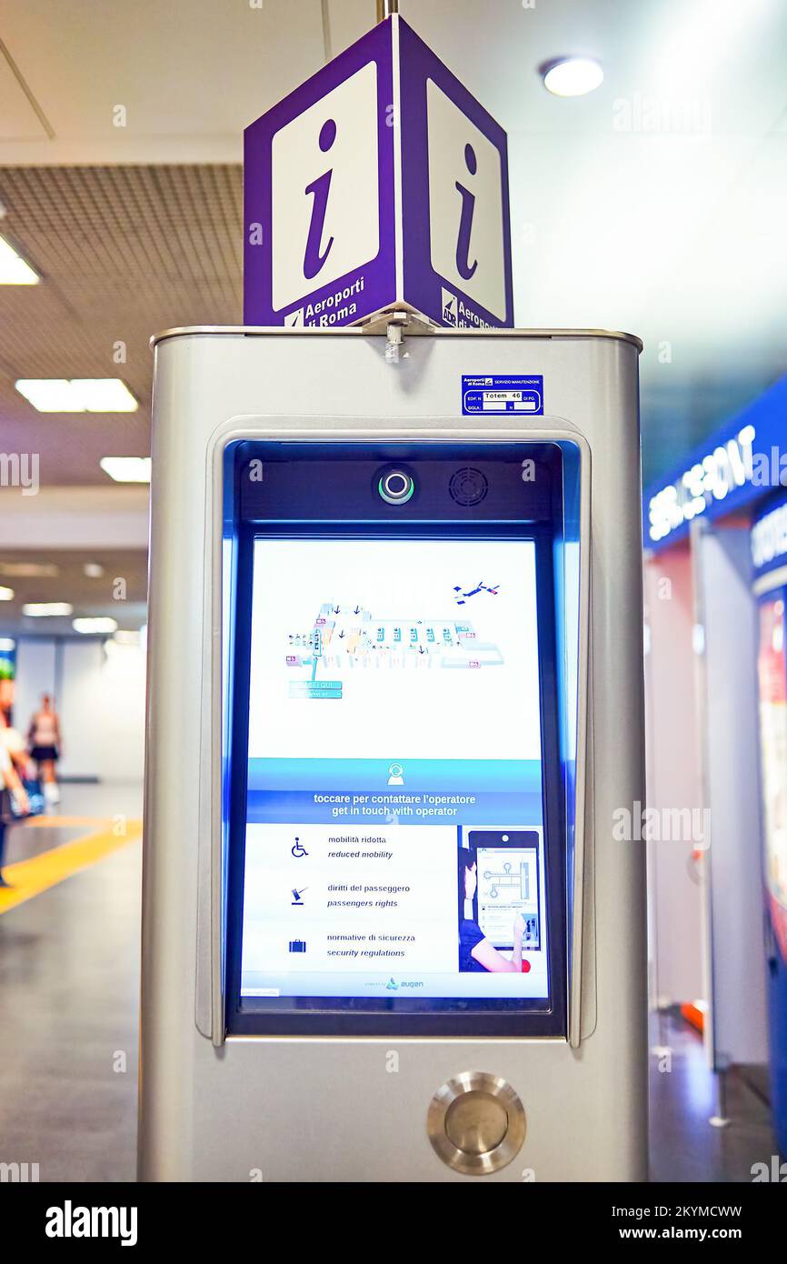 ROMA, ITALIA - 16 AGOSTO 2015: Aeroporto di Fiumicino interno. L'aeroporto internazionale Leonardo da Vinci di Fiumicino è un importante aeroporto internazionale di Roma Foto Stock