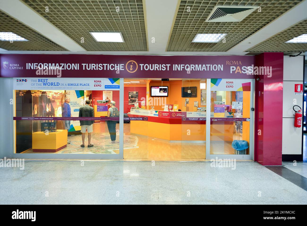 ROMA, ITALIA - 16 AGOSTO 2015: Aeroporto di Fiumicino interno. L'aeroporto internazionale Leonardo da Vinci di Fiumicino è un importante aeroporto internazionale di Roma Foto Stock