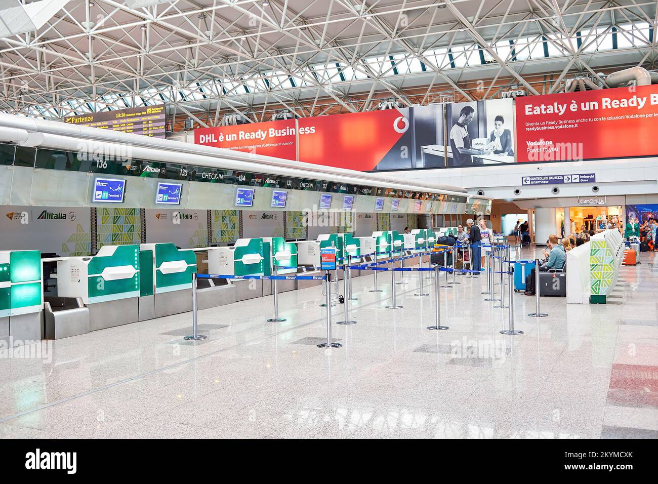 ROMA, ITALIA - 16 AGOSTO 2015: Aeroporto di Fiumicino interno. L'aeroporto internazionale Leonardo da Vinci di Fiumicino è un importante aeroporto internazionale di Roma Foto Stock