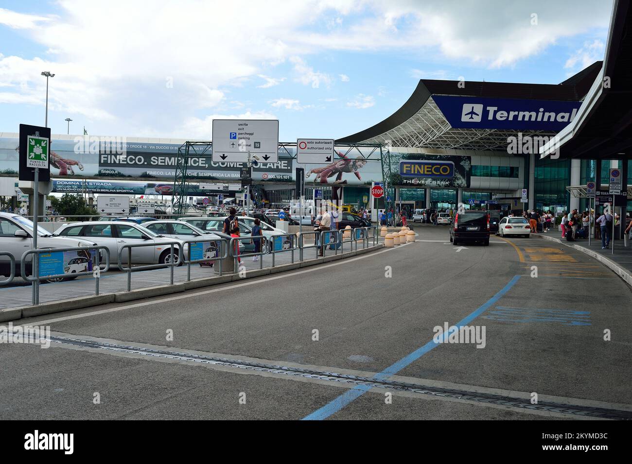 ROMA, ITALIA - 16 AGOSTO 2015: Terminal dell'aeroporto di Fiumicino all'aperto. L'aeroporto internazionale Leonardo da Vinci di Fiumicino è un importante aeroporto internazionale Foto Stock