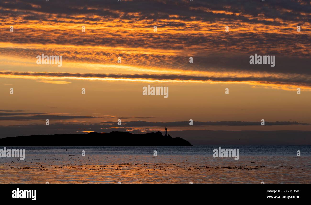 Alba sullo stretto di Juan de Fuca e il Faro delle Trial Islands, visto da Ross Bay a Victoria, British Columbia, Canada. Foto Stock