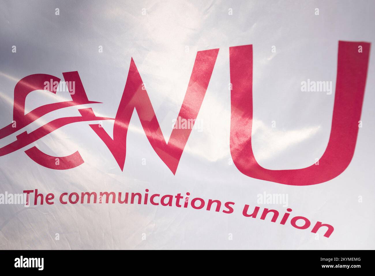 Un banner CWU alla linea di picket fuori dal Mount Pleasant Mail Centre durante uno sciopero Royal Mail. Data immagine: Giovedì 1 dicembre 2022. Foto Stock