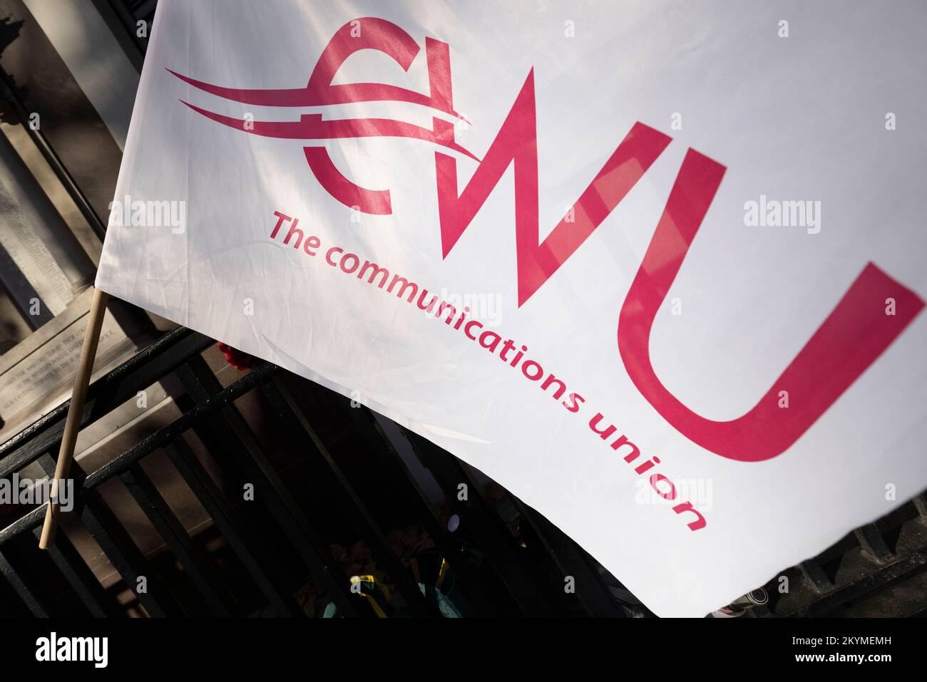 Un banner CWU alla linea di picket fuori dal Mount Pleasant Mail Centre durante uno sciopero Royal Mail. Data immagine: Giovedì 1 dicembre 2022. Foto Stock