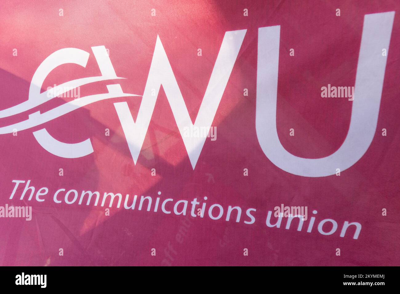 Un banner CWU alla linea di picket fuori dal Mount Pleasant Mail Centre durante uno sciopero Royal Mail. Data immagine: Giovedì 1 dicembre 2022. Foto Stock