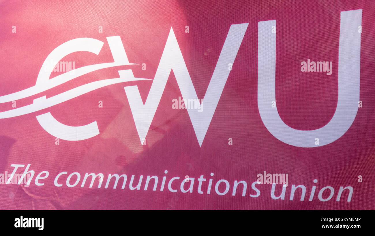 Un banner CWU alla linea di picket fuori dal Mount Pleasant Mail Centre durante uno sciopero Royal Mail. Data immagine: Giovedì 1 dicembre 2022. Foto Stock