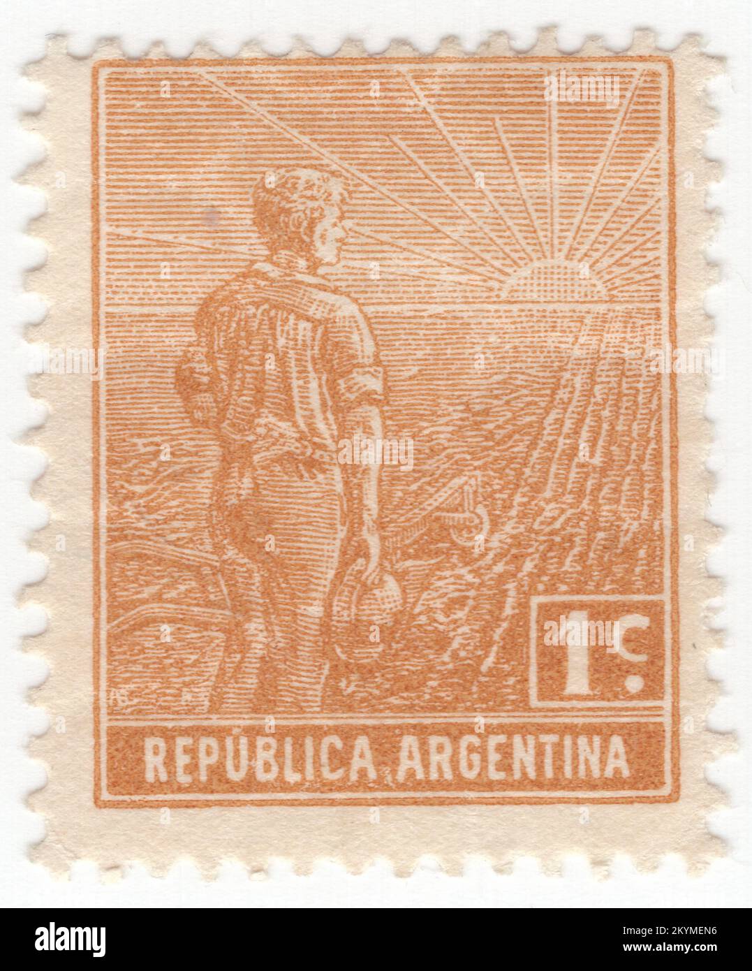 ARGENTINA - 1912: 1 francobollo ocra centavo raffigurante una composizione allegorica - un giovane agricoltore con un aratro al bordo di un campo parzialmente arato guarda all'alba. Simbolo della riforma agricola e della formazione dell'Argentina come potenza mondiale della produzione agricola Foto Stock