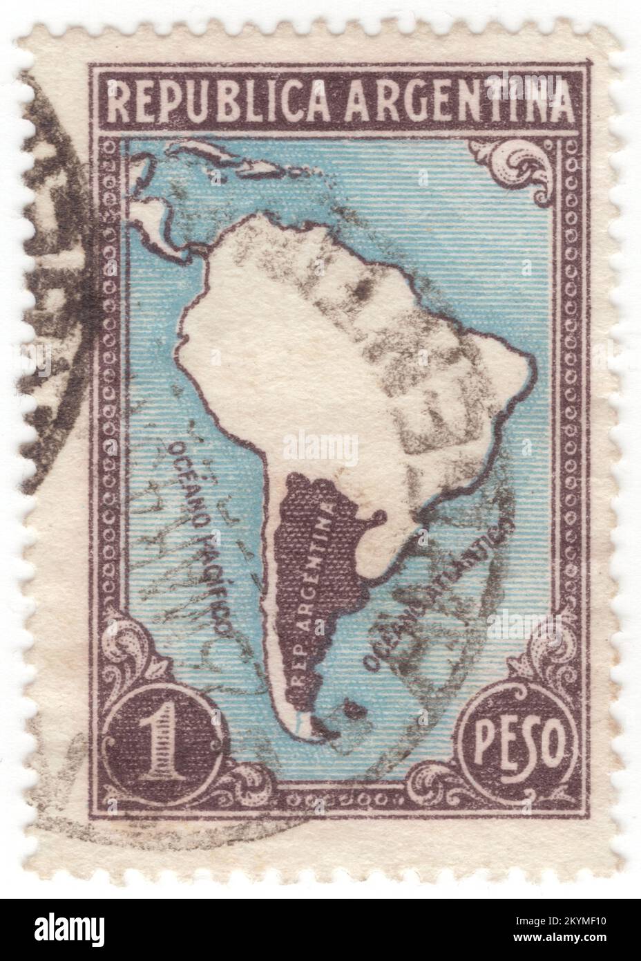 ARGENTINA - 1937: Francobollo marrone-nero da 1 pesos e blu chiaro che raffigura la silhouette dell'Argentina sulla mappa del Sud America. La Repubblica argentina è un paese della metà meridionale del Sud America. L'Argentina copre un'area di 2.780.400 km2 km quadrati (1.073.500 miglia quadrati), rendendolo l'ottavo paese più grande del mondo. Condivide la maggior parte del cono Meridionale con il Cile ad ovest, ed è anche confinato con la Bolivia e il Paraguay a nord, il Brasile a nord-est, l'Uruguay e l'Oceano Atlantico meridionale ad est, e il Drake passaggio a sud Foto Stock