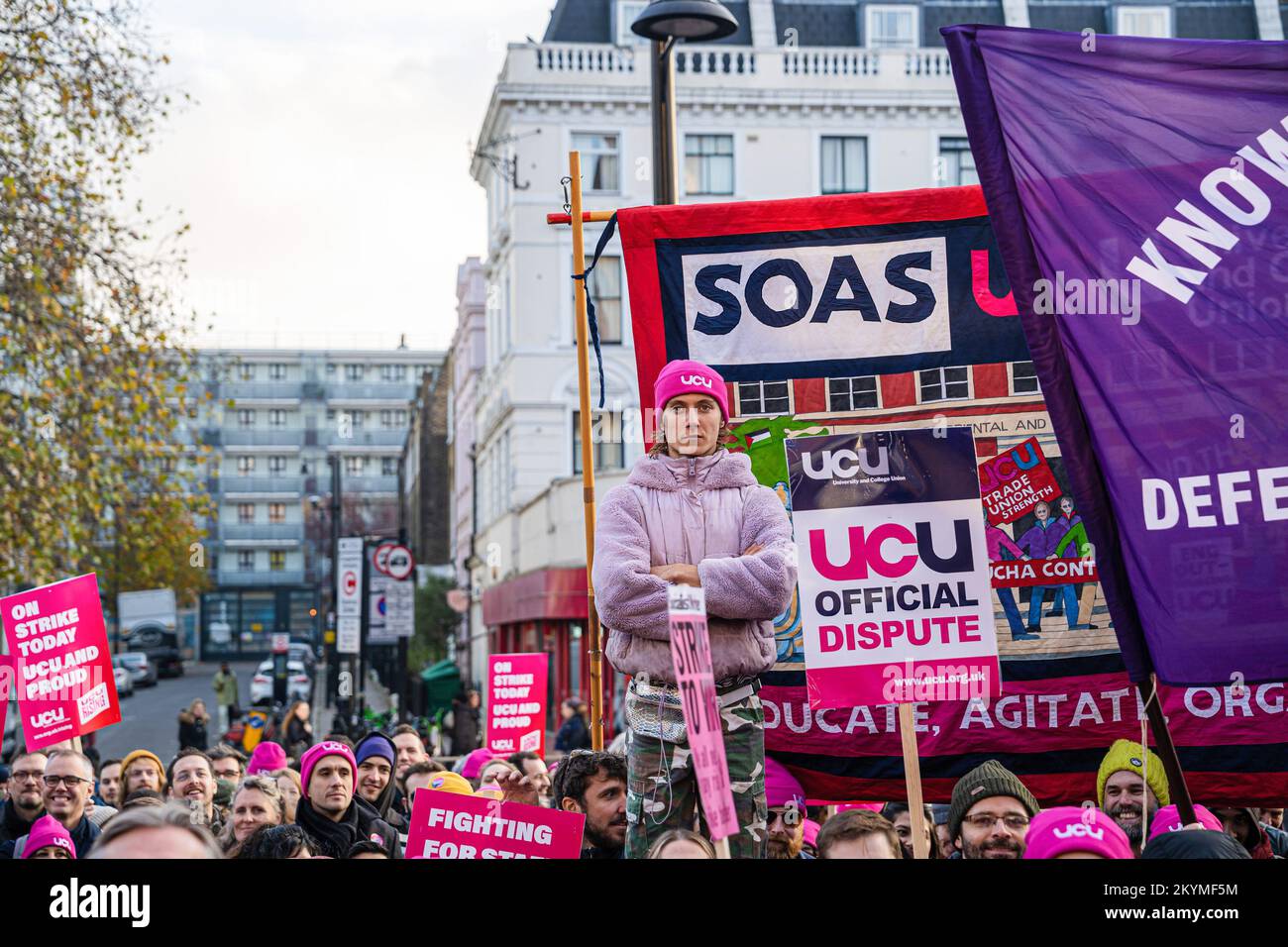 Londra, Regno Unito. 30th Nov 2022. Un manifestante si trova sopra i manifestanti durante il rally. Migliaia di persone si riuniscono al di fuori della stazione di King's Cross a sostegno della più grande passeggiata organizzata dall'Università e dall'Unione universitaria (UCU) per chiedere una retribuzione significativa, per fissare condizioni di lavoro scadenti e tagli alle pensioni. (Foto di Aisha Nazar/SOPA Images/Sipa USA) Credit: Sipa USA/Alamy Live News Foto Stock