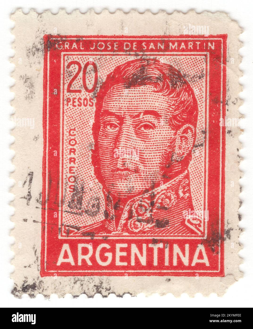 ARGENTINA - 1967: Francobollo rosso da 20 pesos raffigurante il ritratto di José de San Martín (Jose Francisco de San Martín y Matorras), noto come Liberatore di Argentina, Cile e Perù. Generale argentino e leader primario delle parti meridionali e centrali della lotta per l'indipendenza del Sud America dall'Impero spagnolo che servì come protettore del Perù. Nato a Yapeyú, Corrientes, nell'Argentina moderna, lasciò il Vicereame del Río de la Plata all'età di sette anni per studiare a Málaga, Spagna Foto Stock