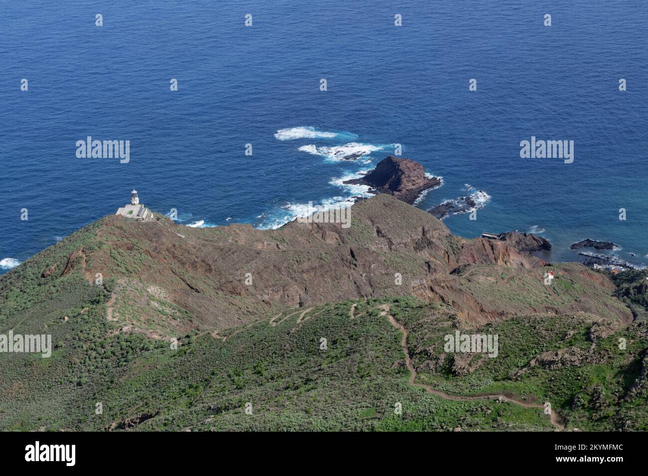 Panoramica del ripido sentiero tortuoso che conduce al faro di Faro de Anaga e Roque Bermejo, Anaga Rural Park, Tenerife, Isole Canarie, Spagna, Novembre. Foto Stock