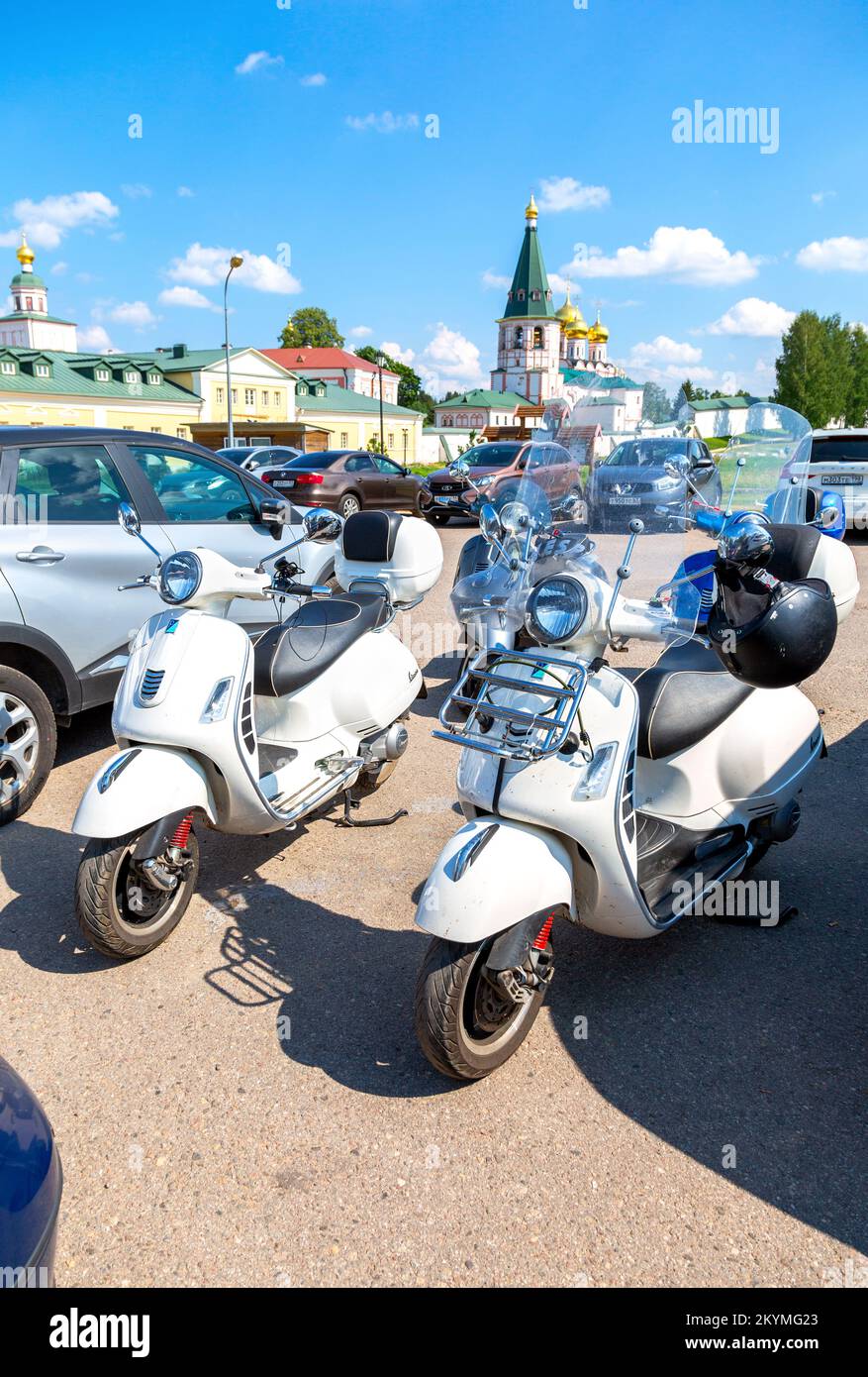 Valday, Russia - 6 agosto 2022: Scooter Vespa tipici italiani nel parcheggio accanto al Monastero di Valdai Iversky Foto Stock