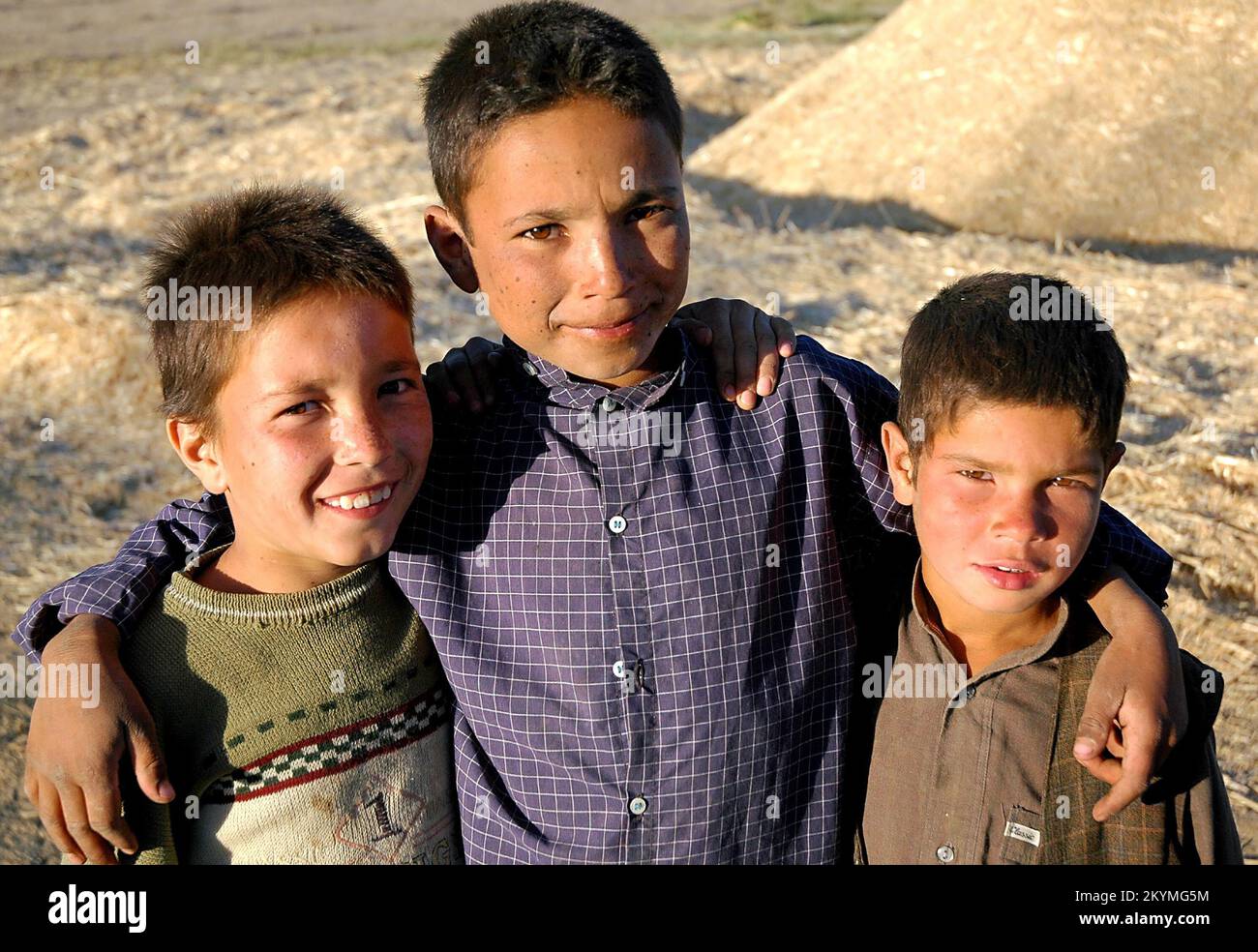 Bamyan (Bamiyan) / Afghanistan centrale: Tre ragazzi in una fattoria a Bamyan Foto Stock