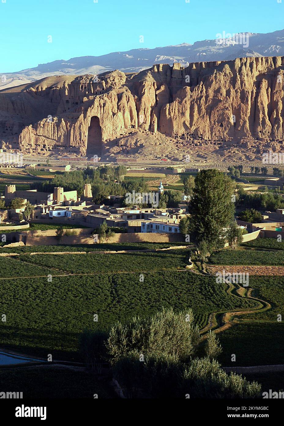 Bamyan (Bamiyan) nell'Afghanistan centrale. Vista sulla valle di Bamyan (Bamiyan) che mostra la grande nicchia di Buddha nella scogliera. Foto Stock