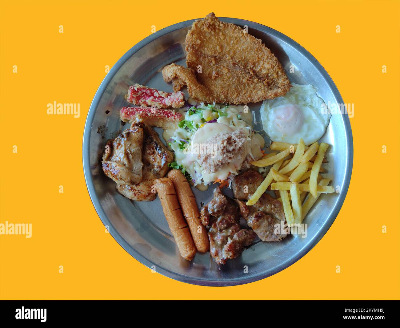 Vassoio isolato con carne di maiale, pesce, pollo, uova fritte e patatine fritte Foto Stock