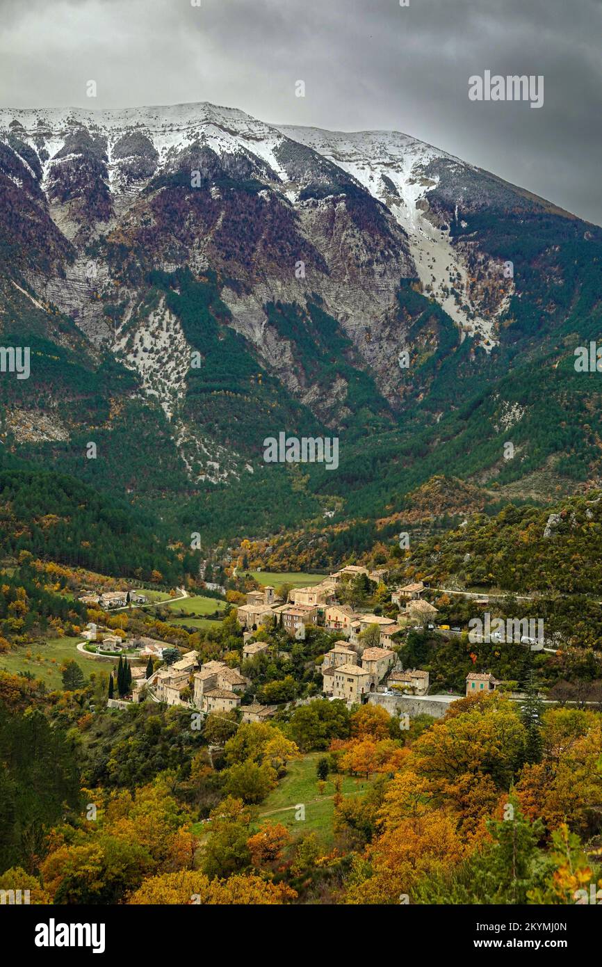 Autunno in Provenza con il piccolo villaggio di Brantes, e un Mont Ventoux nevoso dietro Foto Stock