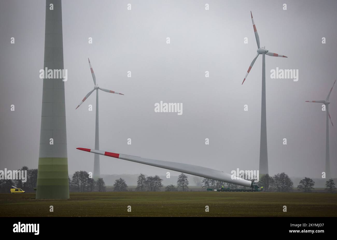 01 dicembre 2022, Sassonia-Anhalt, Dessau-Roßlau: Una pala del rotore viene consegnata per la costruzione di una turbina eolica presso la centrale eolica di Quellendorf. Nei prossimi giorni, ulteriori pale del rotore saranno trasportate da Köthen alla centrale eolica con un veicolo speciale. Ciò comporterà la chiusura temporanea delle strade per il trasporto pesante. Foto: Jan Woitas/dpa/ZB Foto Stock