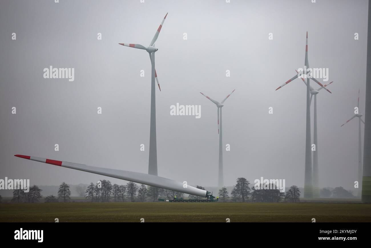 01 dicembre 2022, Sassonia-Anhalt, Dessau-Roßlau: Una pala del rotore viene consegnata per la costruzione di una turbina eolica presso la centrale eolica di Quellendorf. Nei prossimi giorni, ulteriori pale del rotore saranno trasportate da Köthen alla centrale eolica con un veicolo speciale. Ciò comporterà la chiusura temporanea delle strade per il trasporto pesante. Foto: Jan Woitas/dpa/ZB Foto Stock