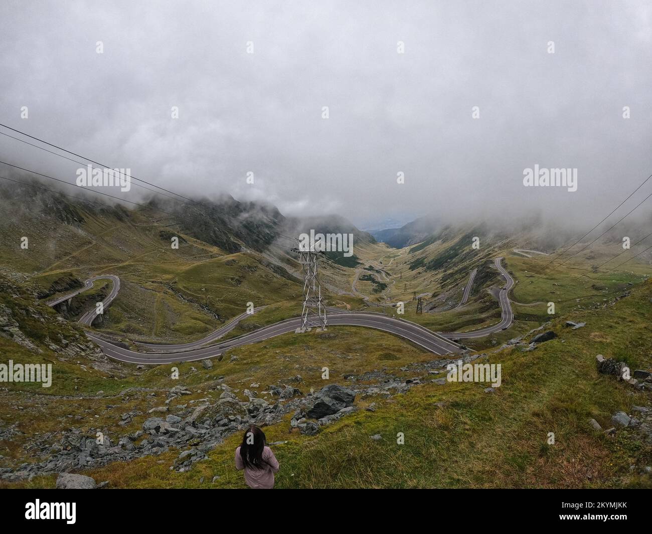 Una vista sulla strada di montagna Transfagaras nei monti Fagaras in Romania Foto Stock