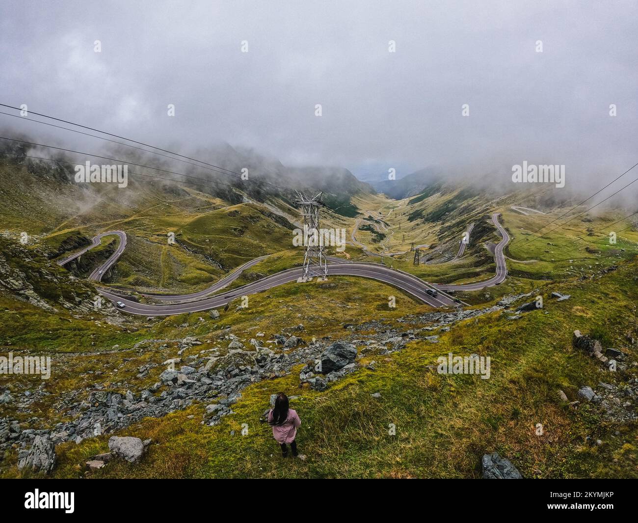 Una vista sulla strada di montagna Transfagaras nei monti Fagaras in Romania Foto Stock