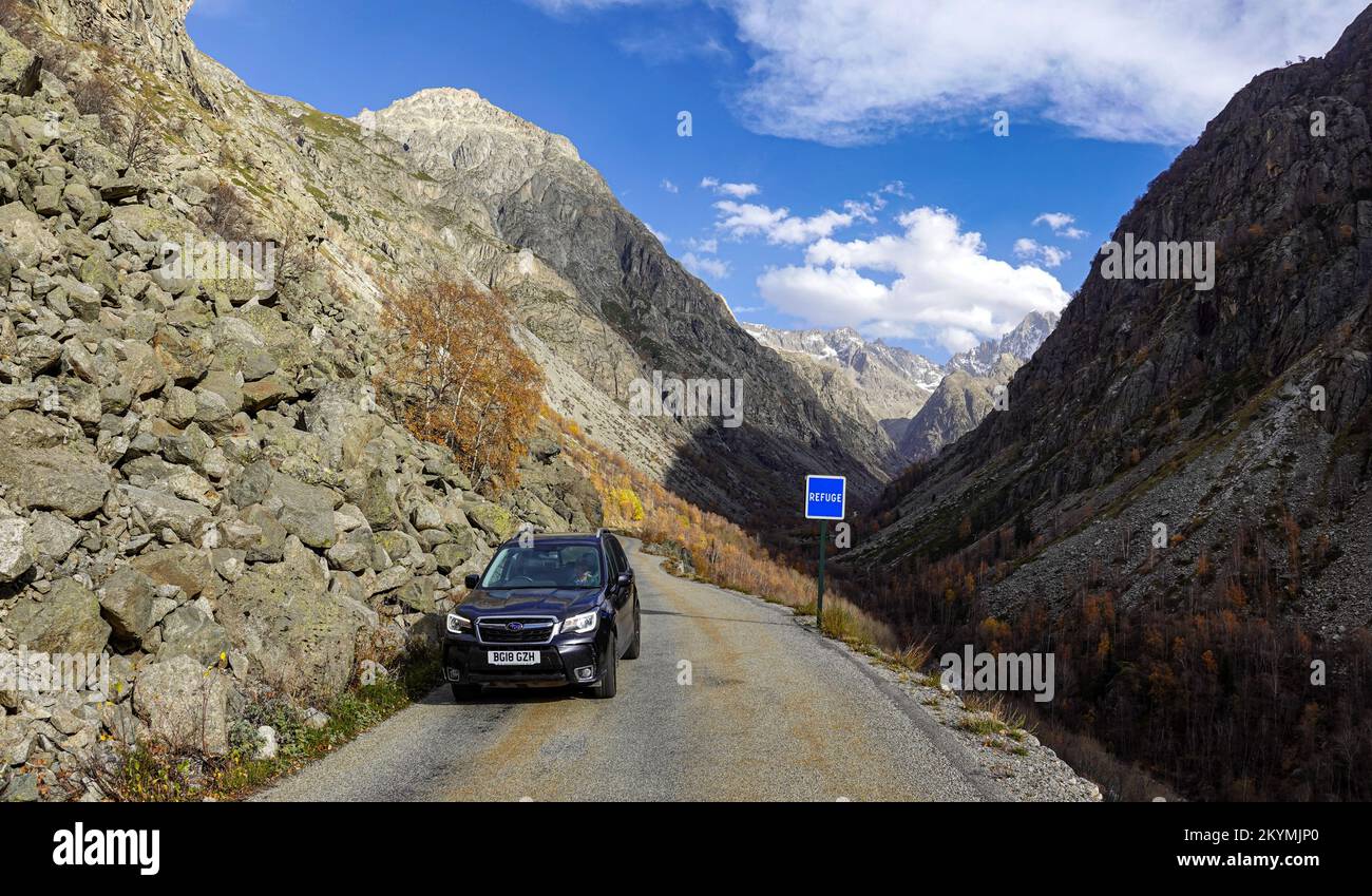 Subaru Forester su una strada stretta nella stretta valle che corre fino all'insediamento estivo di la Bérarde nel parco nazionale degli Ecrins, Alpi francesi, Francia Foto Stock
