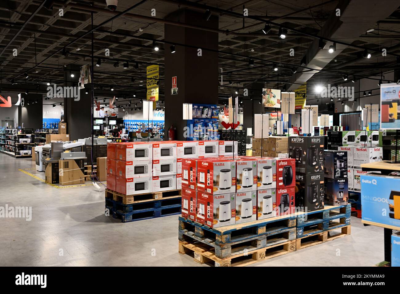 All'interno di grandi magazzini con apparecchiature elettriche in vendita in esposizione, centro commerciale El Muelle, Las Palmas Foto Stock