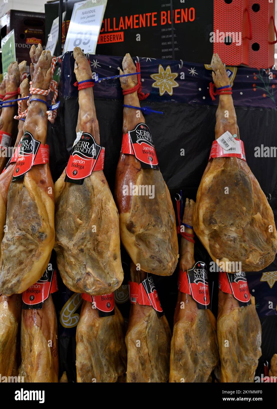 Ham hocks (Jamon Bodega) appeso in esposizione per la vendita in supermercato, Gran Canaria, Spagna Foto Stock