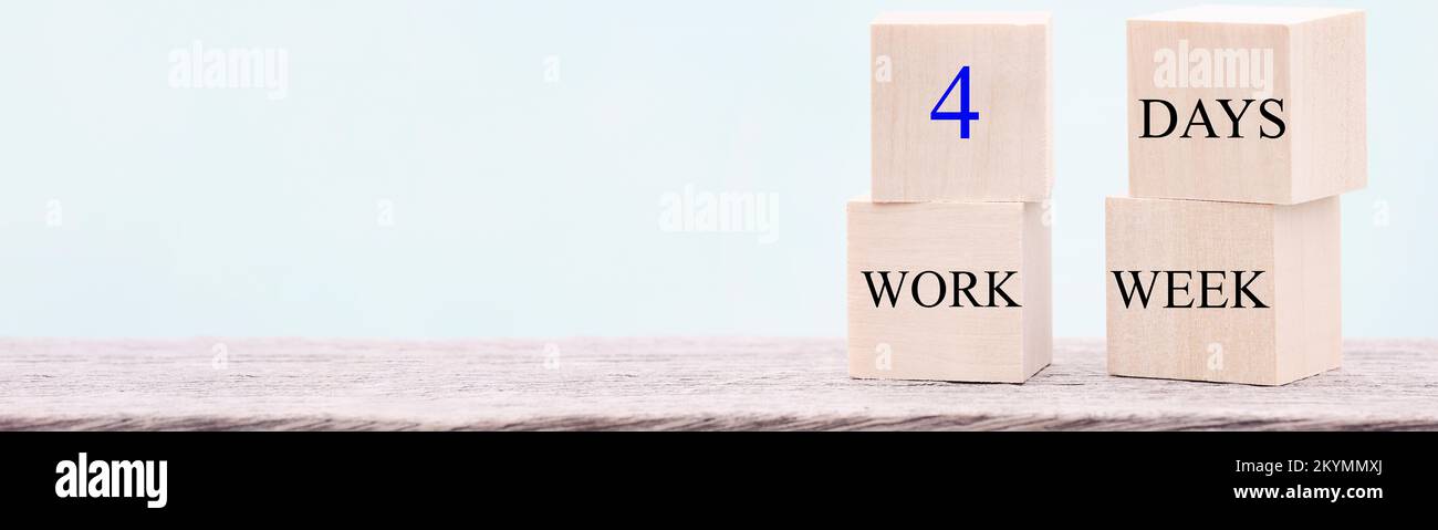 4 giorni lavorativi parole su cubo di legno su sfondo blu. riduzione del concetto di burnout e livelli di sollecitazione. copia banner spazio Foto Stock