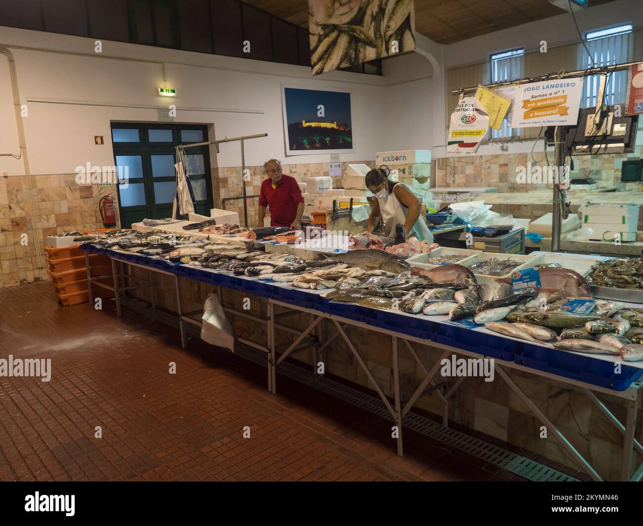 Aljezur, Portogallo, 29 ottobre 2021: Pesce fresco e frutti di mare in vendita presso la sala del mercato, tipico stand-shop del mercato Foto Stock