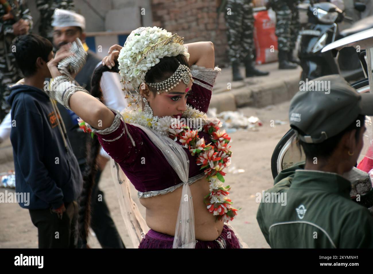 1 dicembre 2022, Delhi, Mayur vihar, Delhi orientale, India: Ragazze in dressup tradizionale durante la performance in riunione pubblica politica delle prossime elezioni MCD. (Credit Image: © Ravi Batra/ZUMA Press Wire) Foto Stock