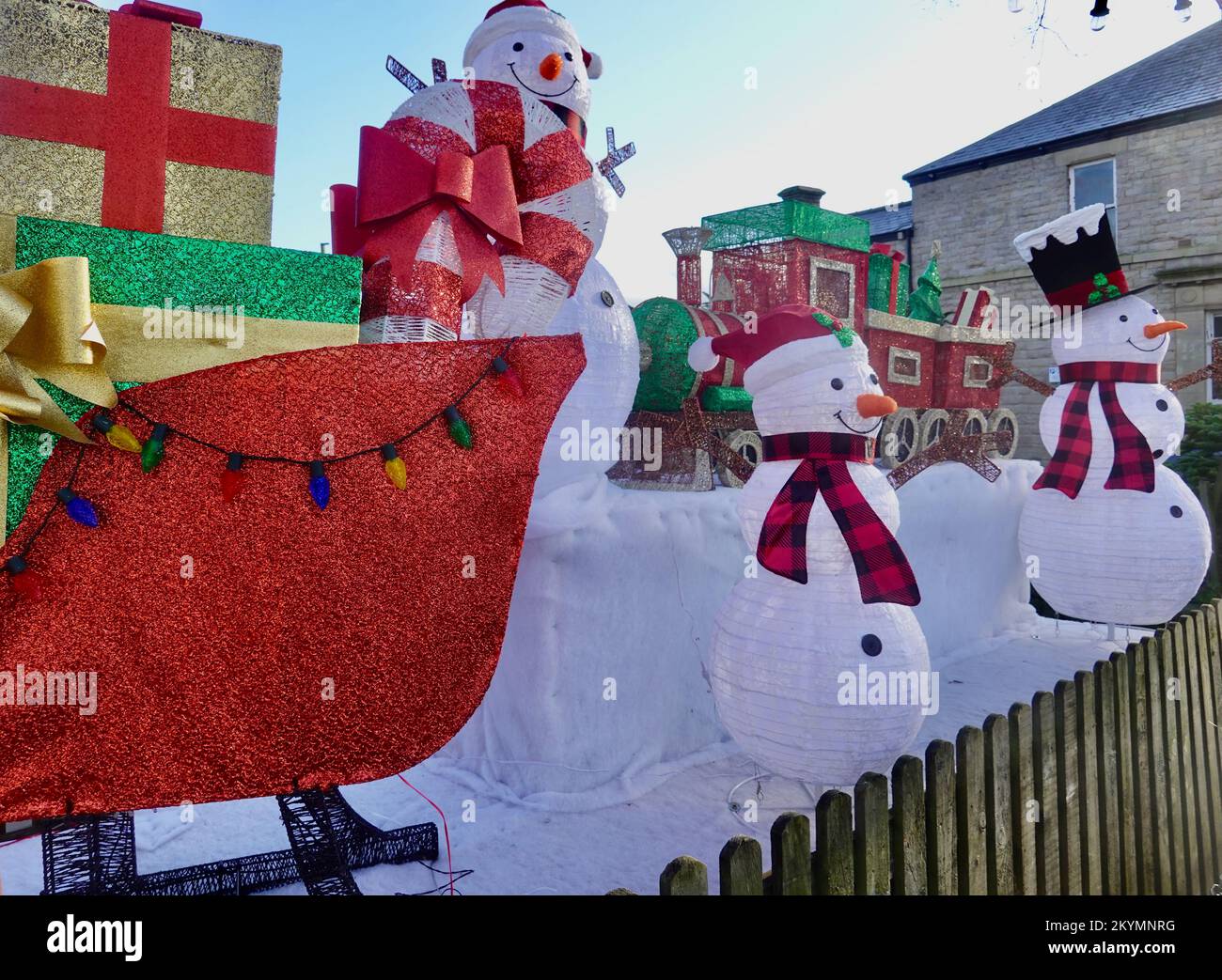 Decorazioni natalizie su Union Road, New Mills, Derbyshire Foto Stock