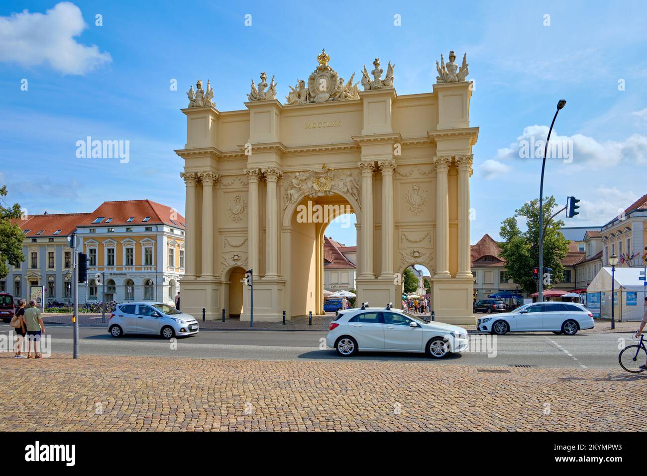 Situazione del traffico in Piazza Luisen alla porta di Brandeburgo a Potsdam, Brandeburgo, Germania, 7 agosto 2021. Foto Stock