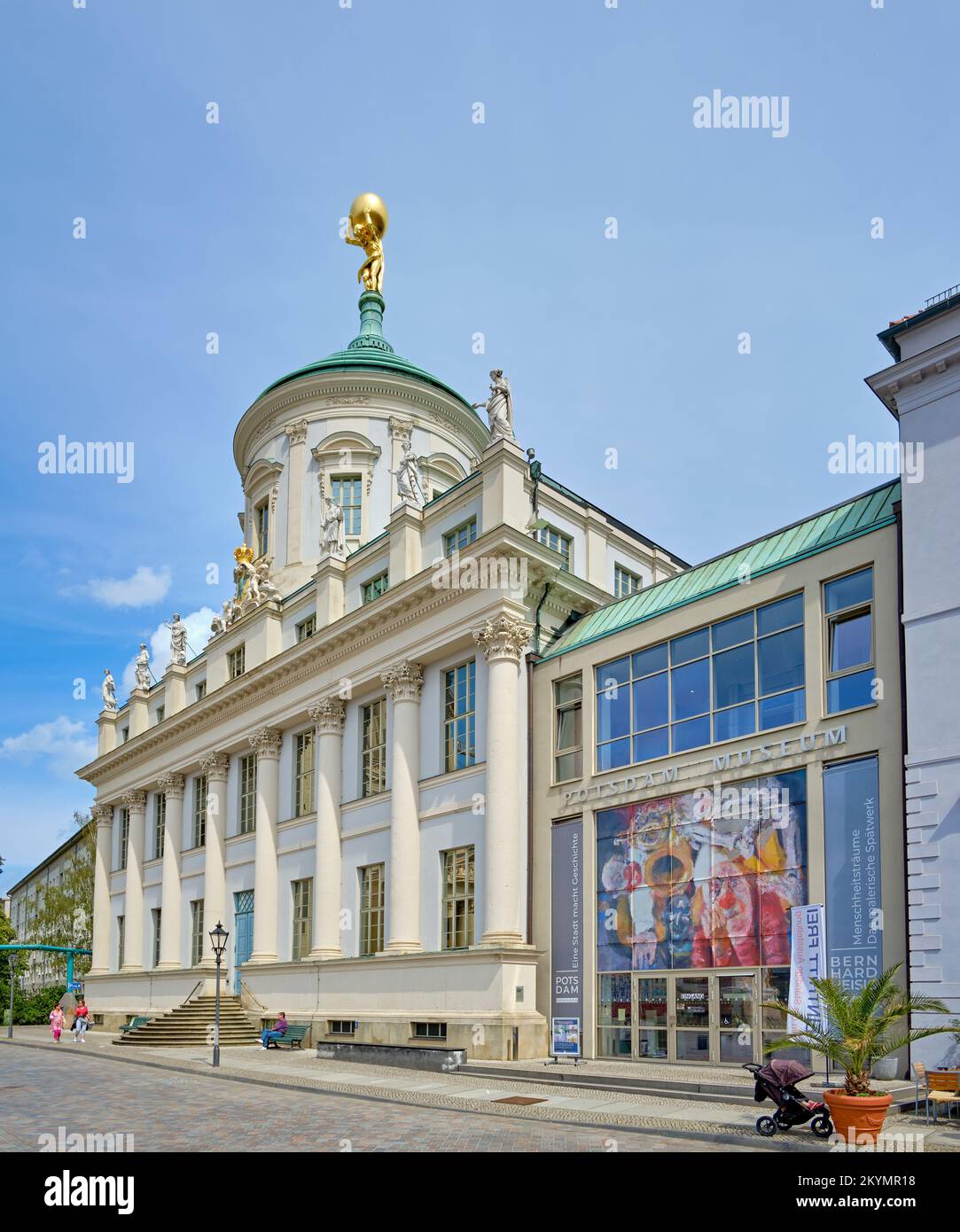 Scena quotidiana della Piazza del mercato Vecchio, vista del Municipio della Città Vecchia, oggi Museo di Potsdam - Forum per l'Arte e la Storia, Potsdam, Brandeburgo, Germania. Foto Stock