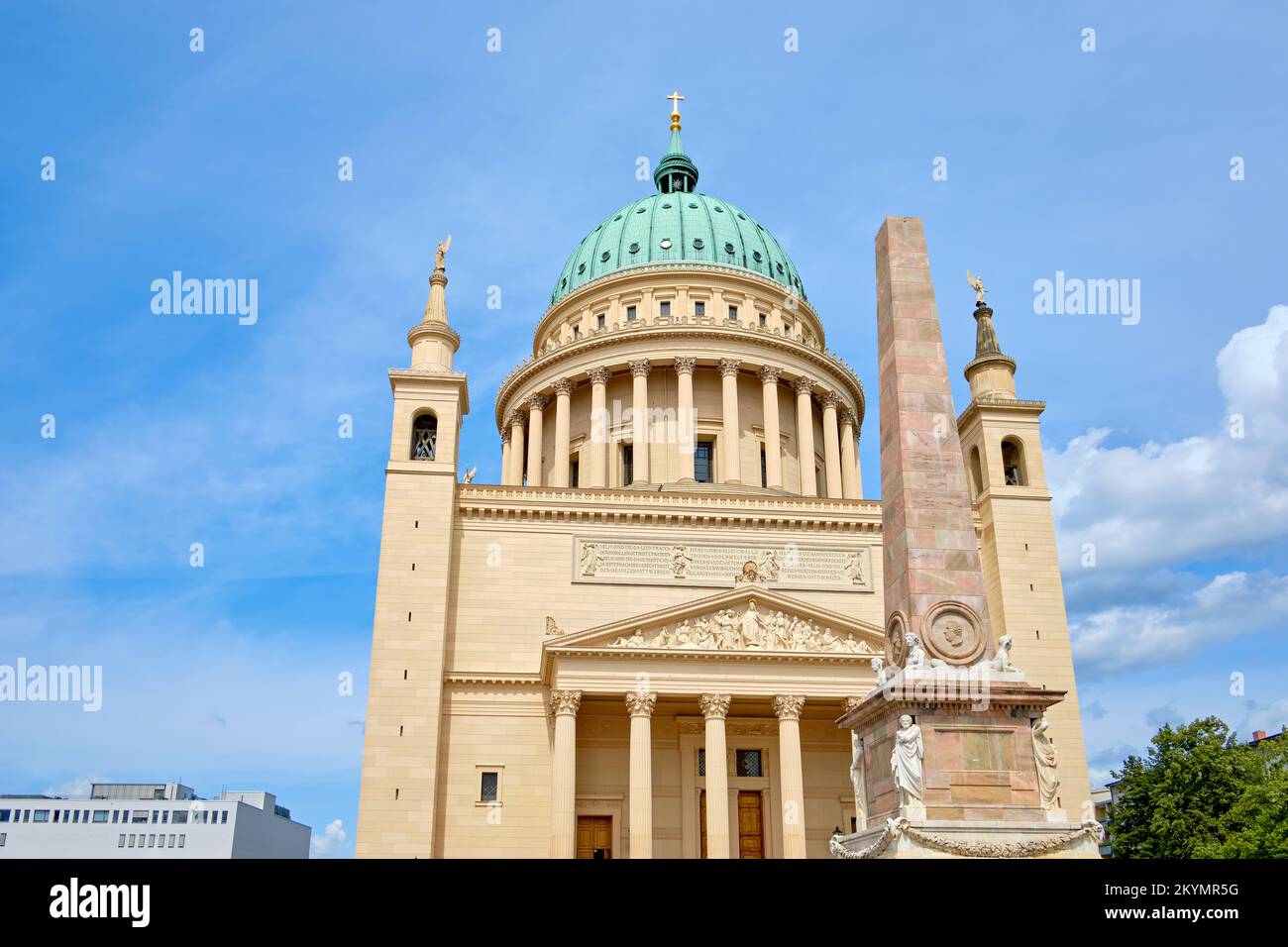 Chiesa di San Nicholas e Obelisco, Piazza del mercato Vecchio a Potsdam, Brandeburgo, Germania. Foto Stock