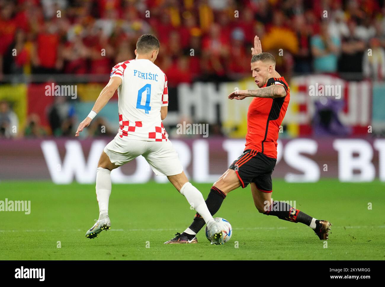 Il belga Toby Alderweireld (a destra) e la Croazia Ivan Perisic battaglia per la palla durante la partita di Coppa del mondo FIFA Group F allo stadio Ahmad Bin Ali, al Rayyan, Qatar. Data immagine: Giovedì 1 dicembre 2022. Foto Stock