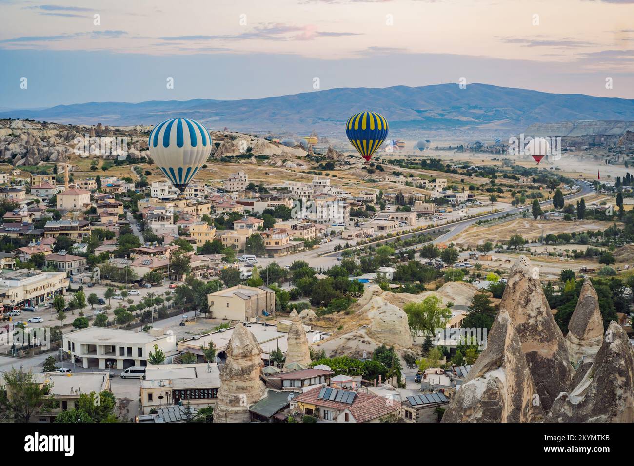 Palloncino colorato ad aria calda che sorvola la Cappadocia, Turchia Foto Stock
