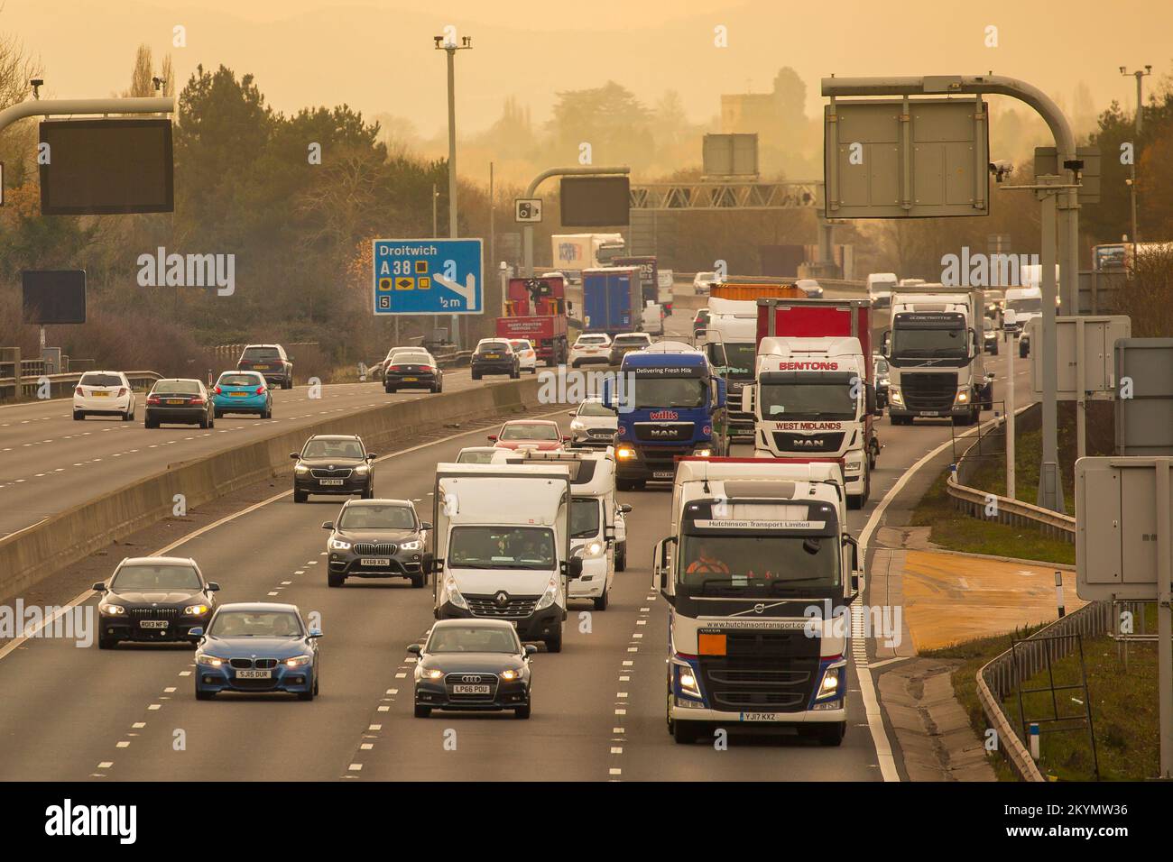 Nel tardo pomeriggio, guida sull'autostrada M5, Worcestershire, con i fari in vista da un ponte autostradale. Foto Stock